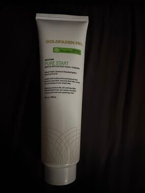 Pure Start Gentle Detoxifying Facial Cleanser - White